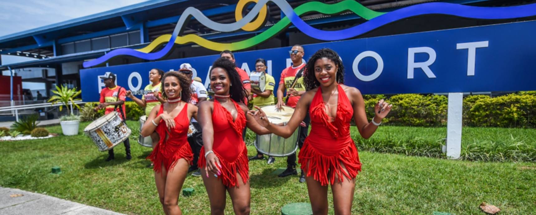 Fotos: Floripa Airport recepciona passageiros com samba