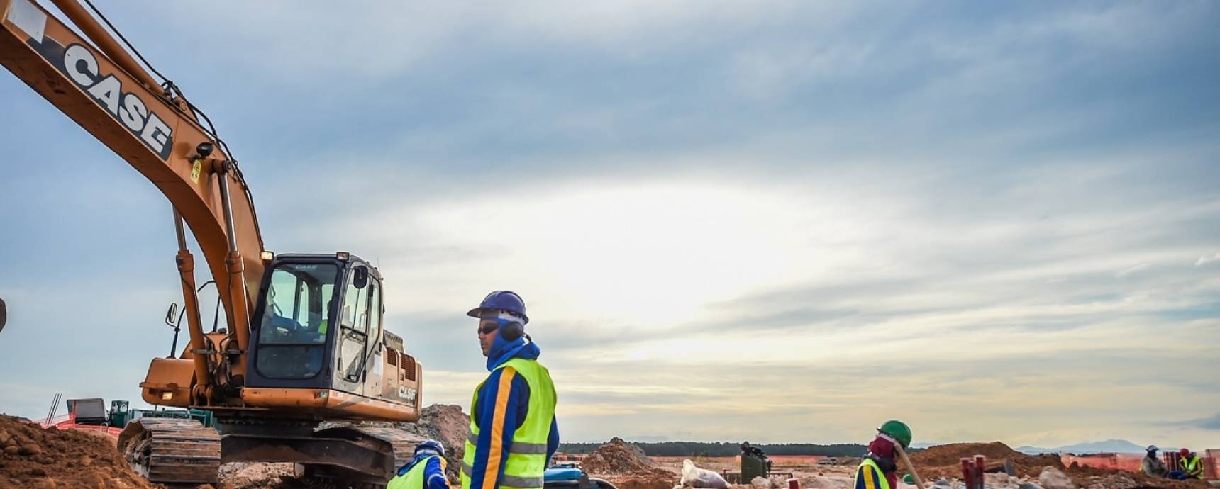 Autoridades conferem obras do novo aeroporto de Florianópolis, que estão adiantadas e serão concluídas em 15 meses