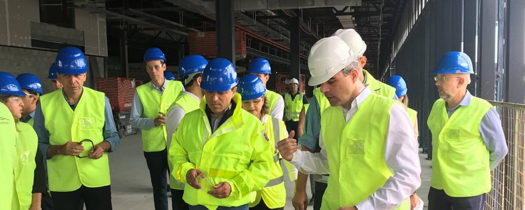 Governador Carlos Moisés, presidente da Anac e secretário da Aviação Civil visitam obra do novo terminal de passageiros de Florianópolis