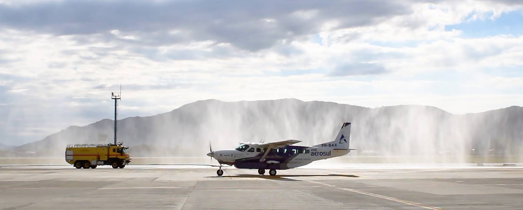Mit Wassergruß und einem besonderen Empfang für Passagiere eröffnet der Flughafen Florianópolis mit Aerosul die Route nach Curitiba
