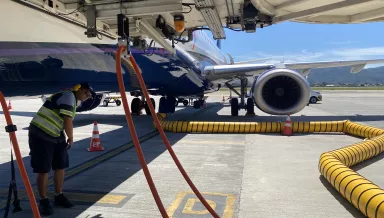 Aeroportos mais sustentáveis: em Florianópolis e Vitória aviões no solo usam energia elétrica de fontes renováveis