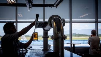 Pub com cervejas e vinhos catarinenses é aberto no Aeroporto de Florianópolis