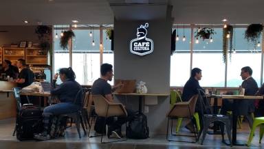 Com vista privilegiada para o pátio de aeronaves, Café Cultura abre unidade no aeroporto de Florianópolis