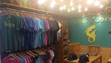 Novidade! Santacosta, marca de camisetas da Praia Brava, traz ao aeroporto de Florianópolis seu estilo low profile, inspirado na natureza