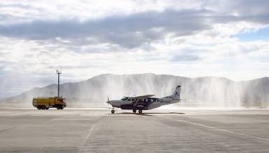 With water salute and special reception for passengers, Florianópolis Airport opens route to Curitiba, with Aerosul